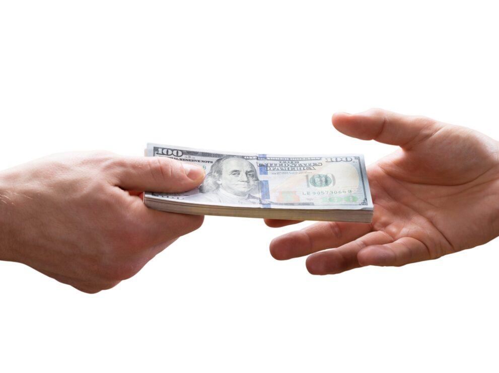 生前贈与は現金手渡しでも課税される！毎年なら贈与契約書も必要？