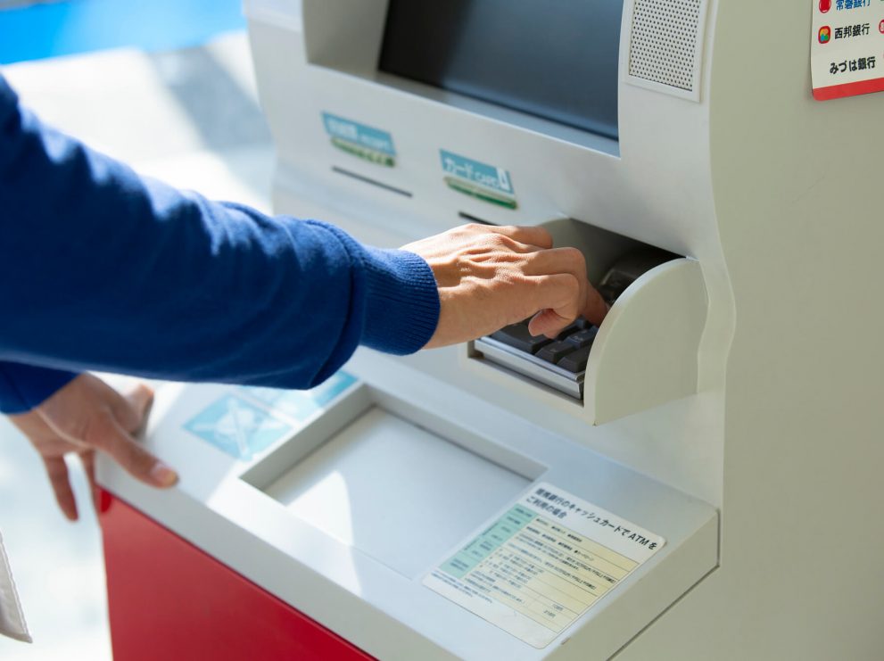 認知症になった親の銀行口座は凍結される！預貯金を引き出す方法とは