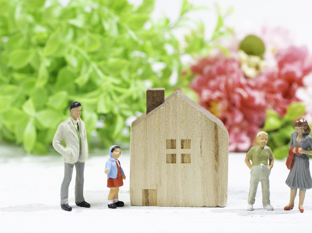 タダで親名義の家に住むと贈与税・相続税がかかる？わかりやすく解説