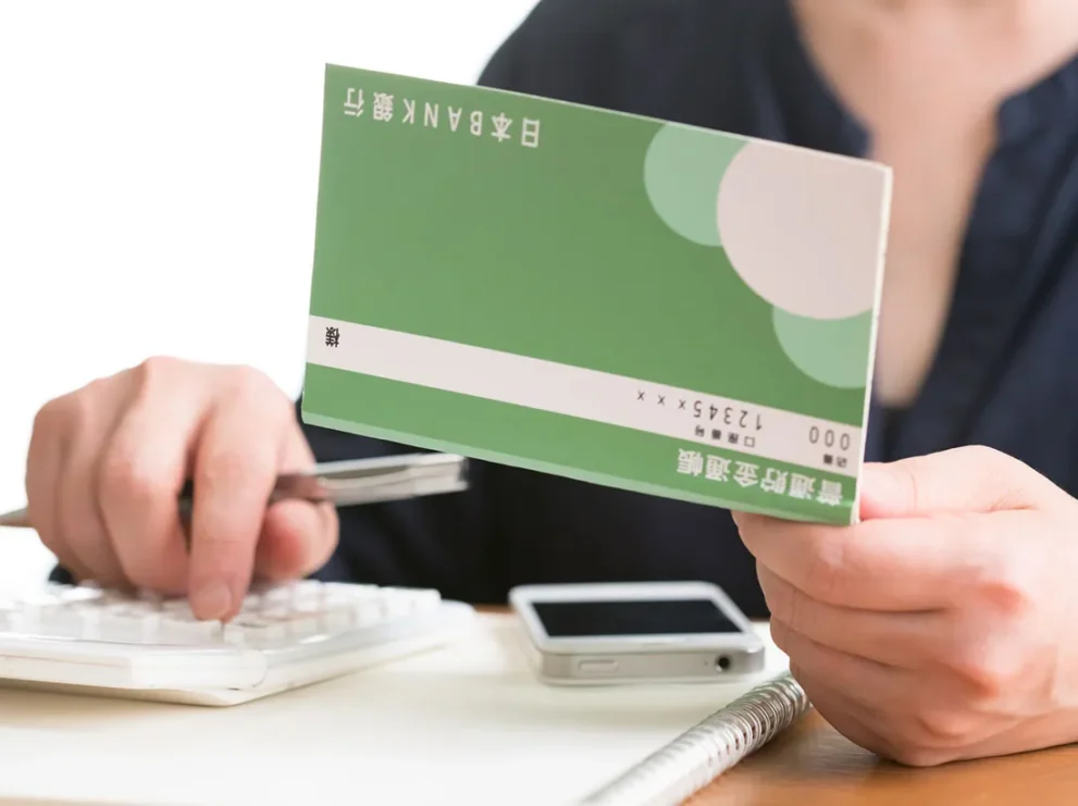 認知症になった親の貯金を下ろす方法はある？リスクと口座管理方法