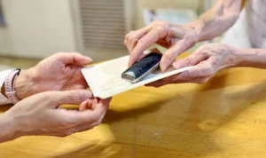 亡くなった人の口座解約はいつまで？しないとどうなるか5つのリスクで解説