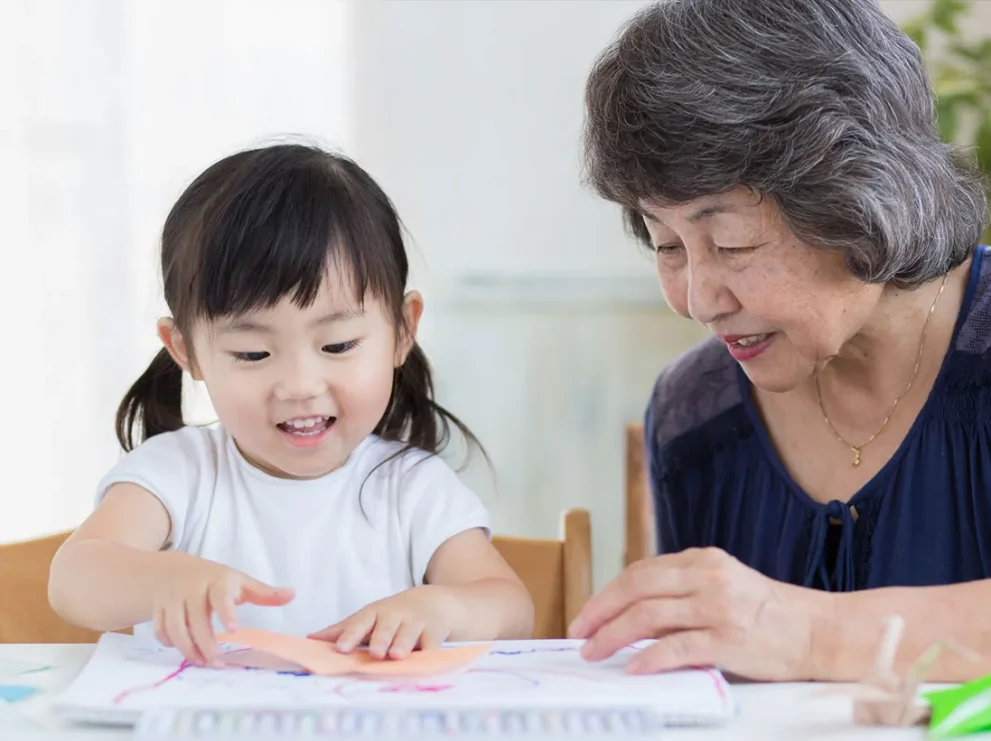 祖父母が孫の学資保険を一括払いできる？贈与税の取扱いや注意点