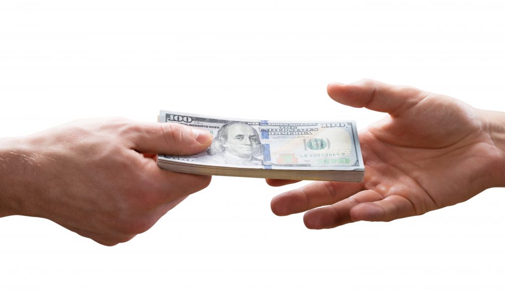 生前贈与は現金手渡しでも課税される！毎年なら贈与契約書も必要？
