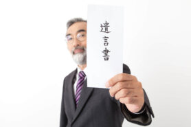 遺言執行者に支払う報酬相場はいくら？金額の決め方や誰が支払うのか解説