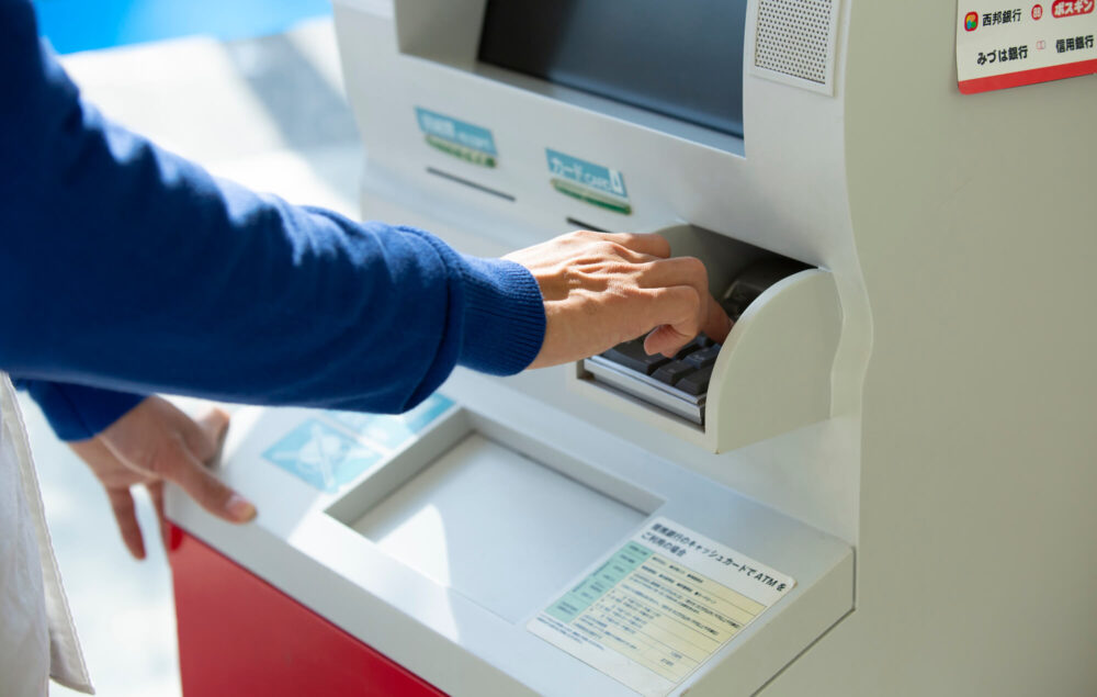 認知症になった親の銀行口座は凍結される！預貯金を引き出す方法とは