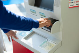 認知症になった親の銀行口座は凍結される！預貯金を引き出す方法とは