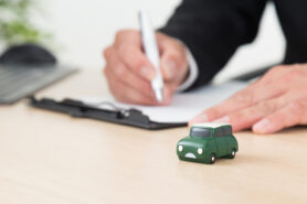 車の名義を死亡後もそのままにしておくとどうなる？相続手続きを解説
