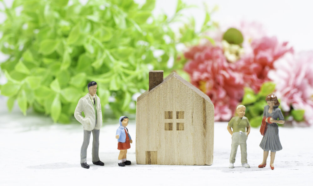 タダで親名義の家に住むと贈与税・相続税がかかる？わかりやすく解説