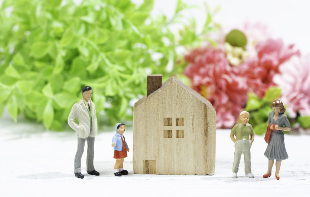 タダで親名義の家に住むと贈与税・相続税がかかる？わかりやすく解説