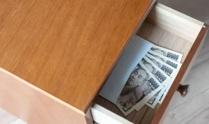 タンス預金はなぜダメ？相続税対策にならず税務署にバレる理由を解説