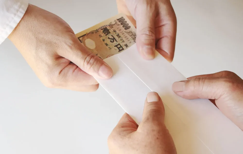預かったお金を返すと贈与税がかかる？お金を預かるときの注意点とは