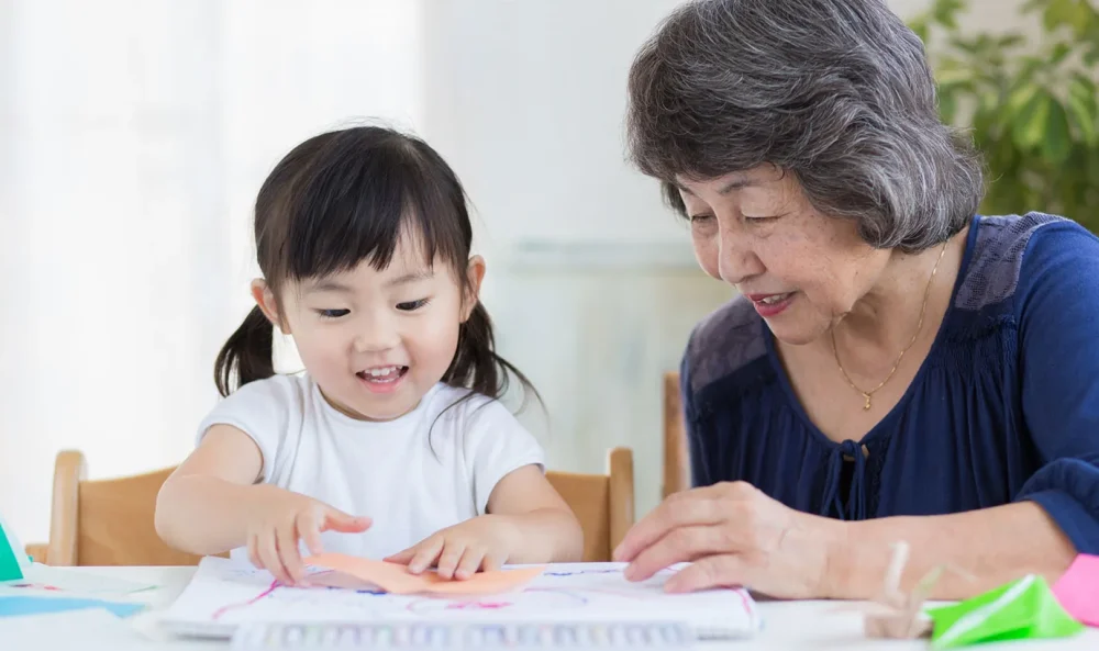 祖父母が孫の学資保険を一括払いできる？贈与税の取扱いや注意点