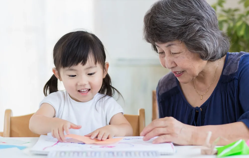 祖父母が孫の学資保険を一括払いできる？贈与税の取扱いや注意点