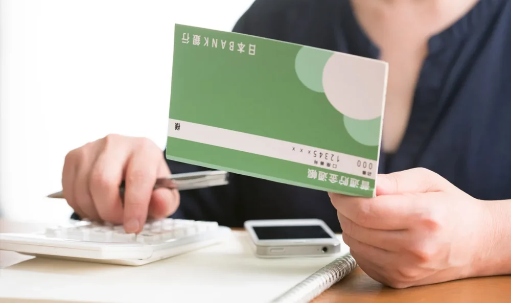 認知症になった親の貯金を下ろす方法はある？リスクと口座管理方法