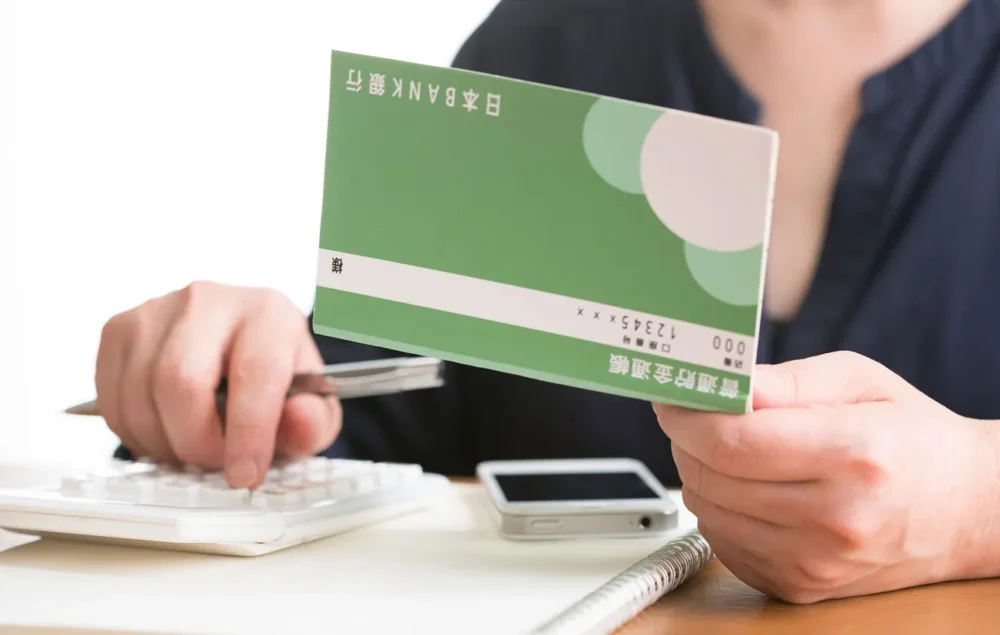 認知症になった親の貯金を下ろす方法はある？リスクと口座管理方法