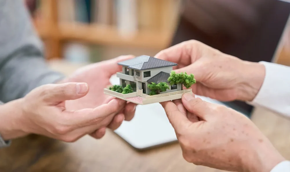 自分名義の家に親が住むケースとは?メリット・デメリットを解説