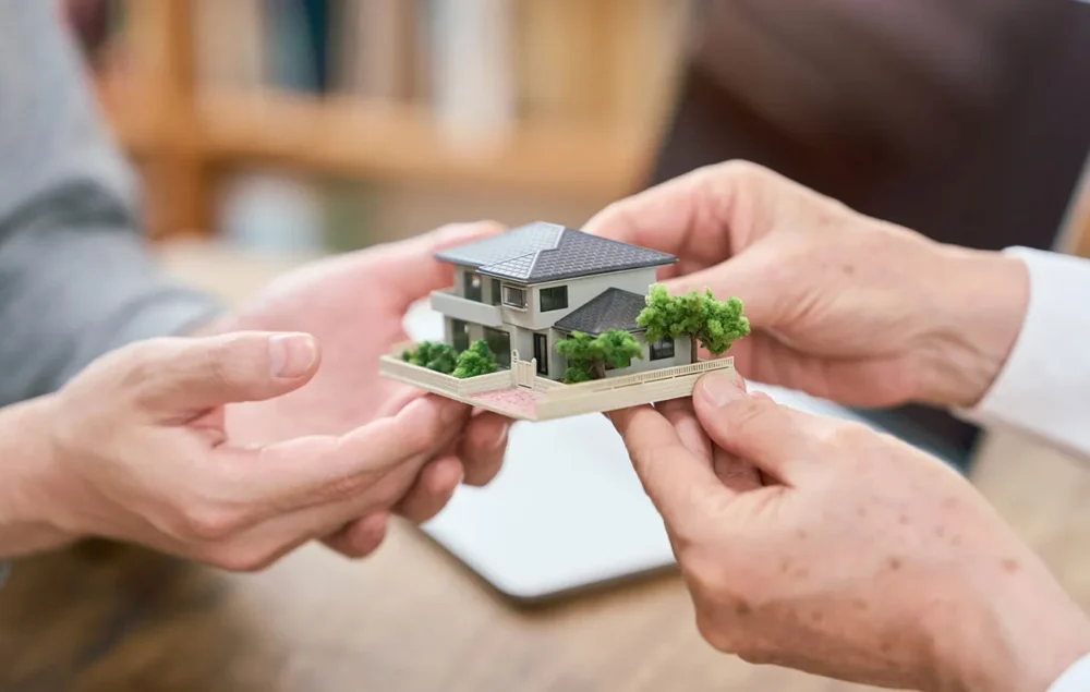 自分名義の家に親が住むケースとは?メリット・デメリットを解説