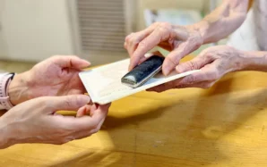 亡くなった人の口座解約はいつまで？しないとどうなるか5つのリスクで解説