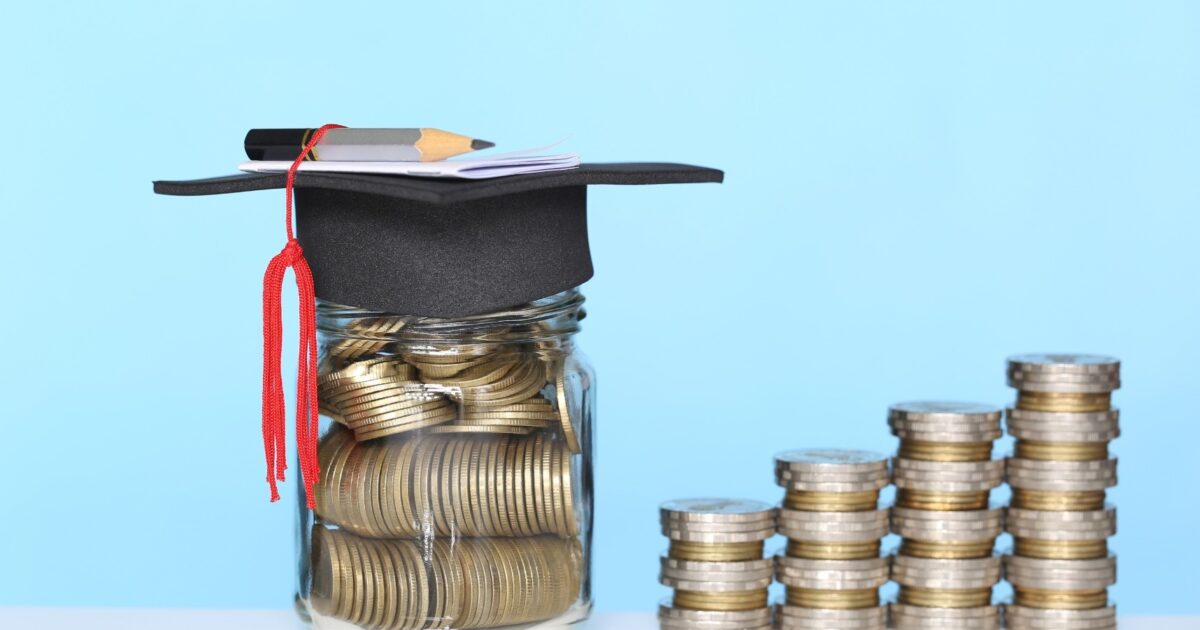 自己破産で奨学金の返済負担を減らせるか｜保証人への影響はある？