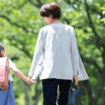 シングルマザーの自己破産は子どもや生活に影響する？注意点も解説