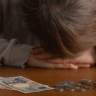 生活が苦しい！お金がないときの原因や対処法・やってはいけないこと