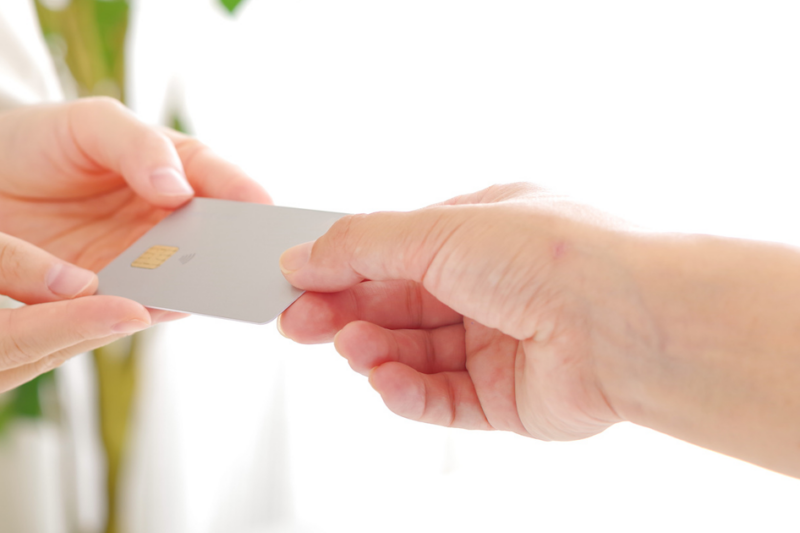 クレジットカードを他人に貸すのは絶対NG！家族でもバレたら強制解約のリスク