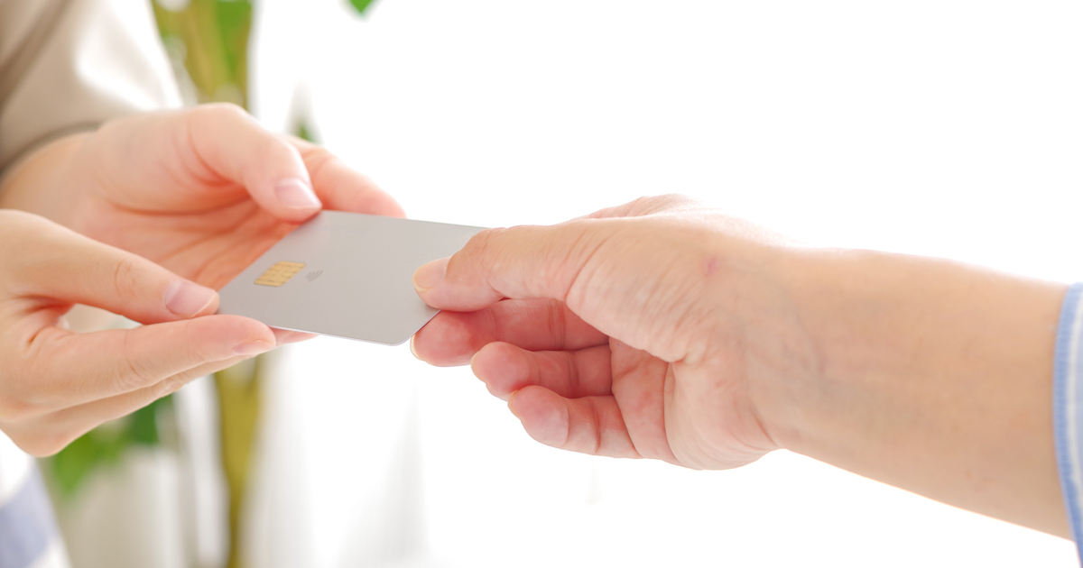 クレジットカードを他人に貸すのは絶対NG！家族でもバレたら強制解約のリスク